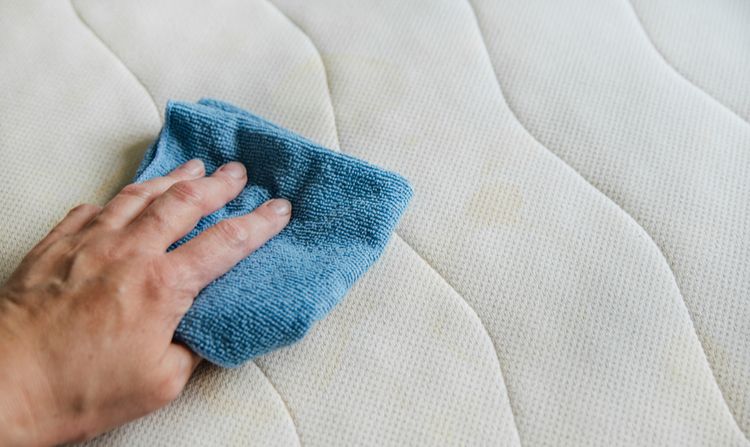 Ako vyčistiť matrac od potu a zápachu?