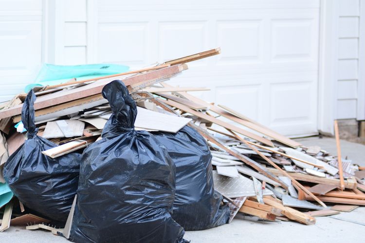Drobný stavebný odpad môžete vyniesť vo vreciach, fúriku alebo v prívesnom vozíku