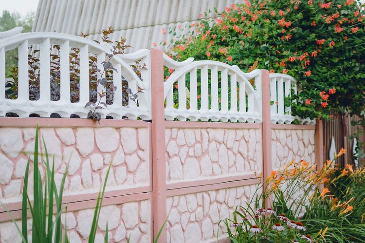 Ružový betónový plot