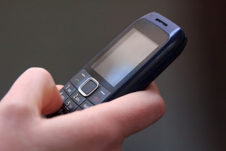 Starý tlačidlový mobilný telefón