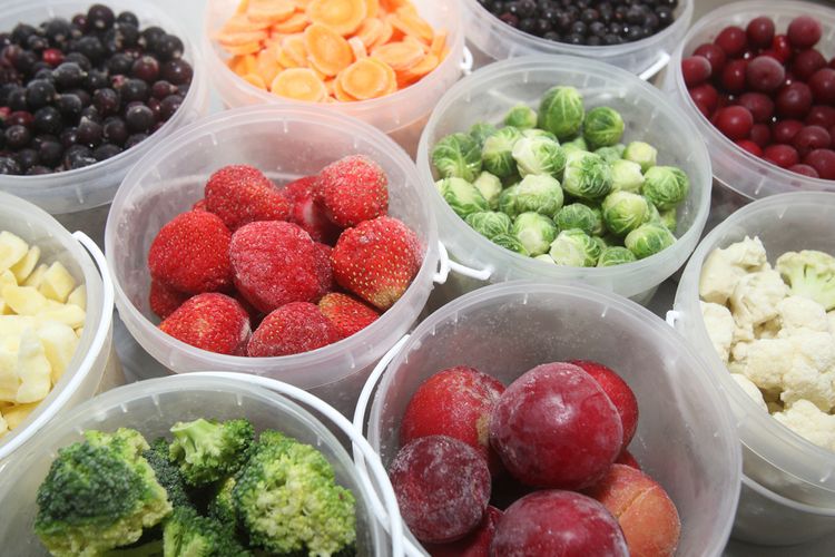 Mrazené ovocie a zelenina v plastových nádobách