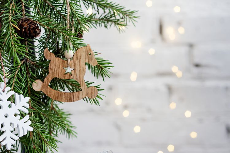 Vianočný stromček ozdobený drevenými dekoráciami