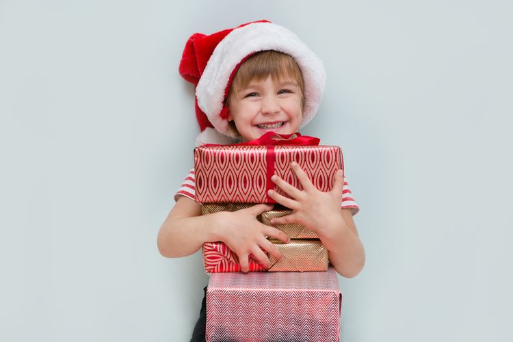 Dieťa s náručím plným darčekov