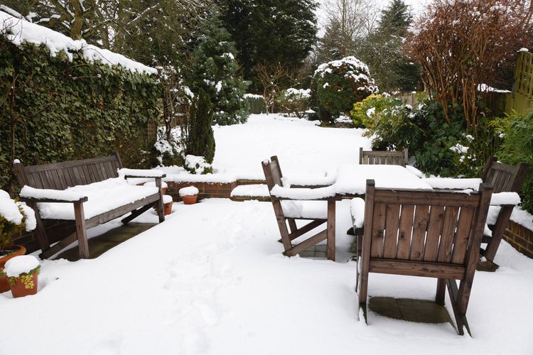 Drevený záhradný nábytok v zime