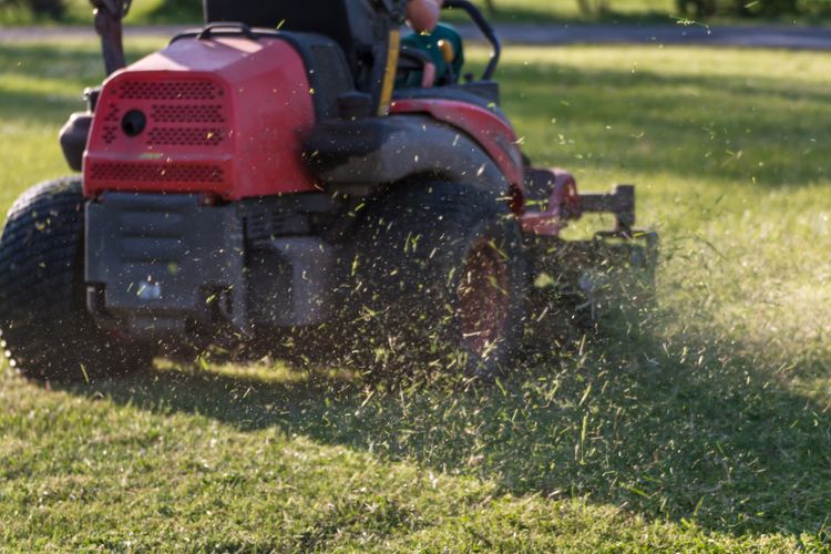 Kosenie trávy pomocou záhradného traktora