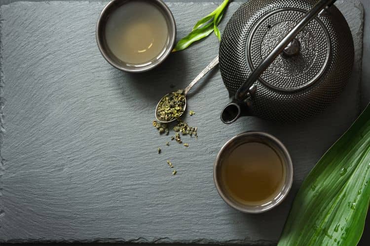 Liatinový čajník s 2 šálkami na servírovanie čaju