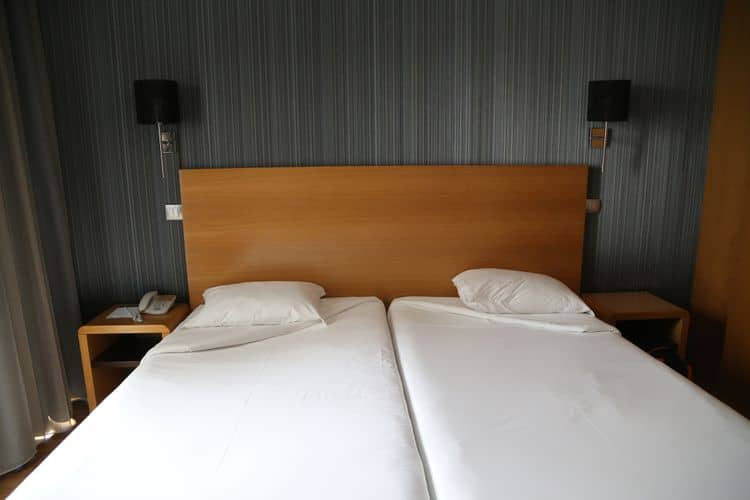 Manželská posteľ s dvomi oddelenými matracmi