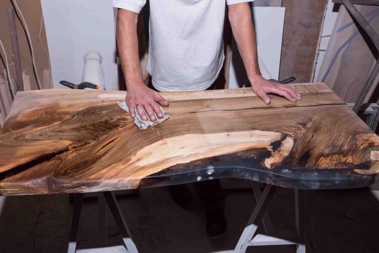 Stôl z borovicového dreva