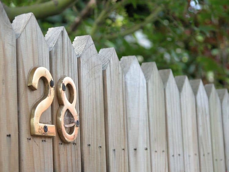 Súpisné číslo domu na drevenom plote