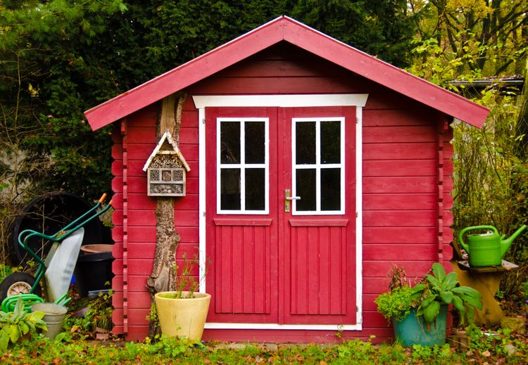 Červený záhradný domček
