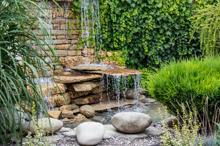 Vodopádová záhradná fontána