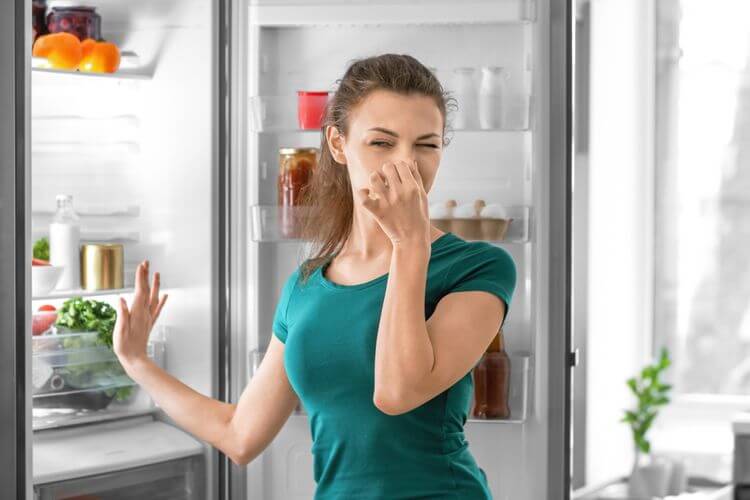 Ako odstrániť zápach z chladničky