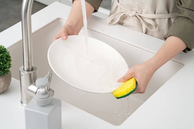 Umývanie riadu klasickou hubkou