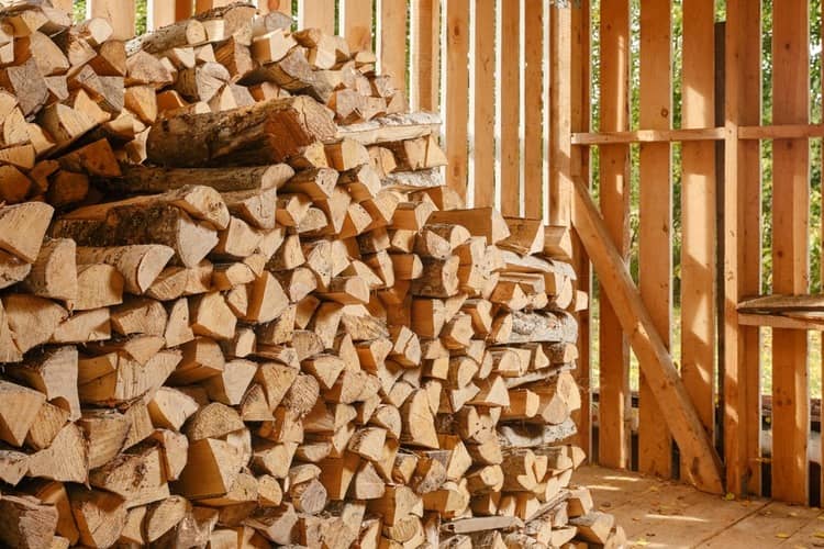 Ako uskladniť drevo na zimu