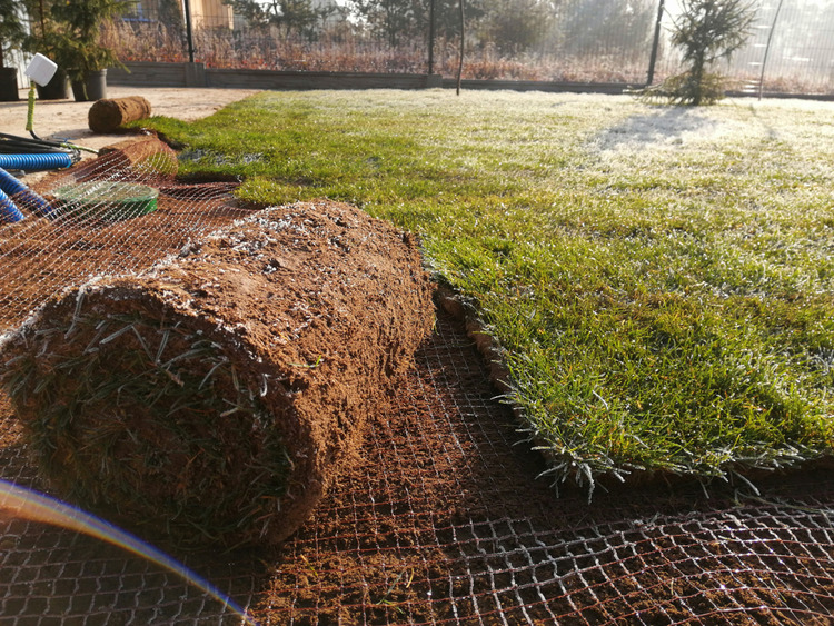 Inštalácia sieťky proti krtkom pod trávnik