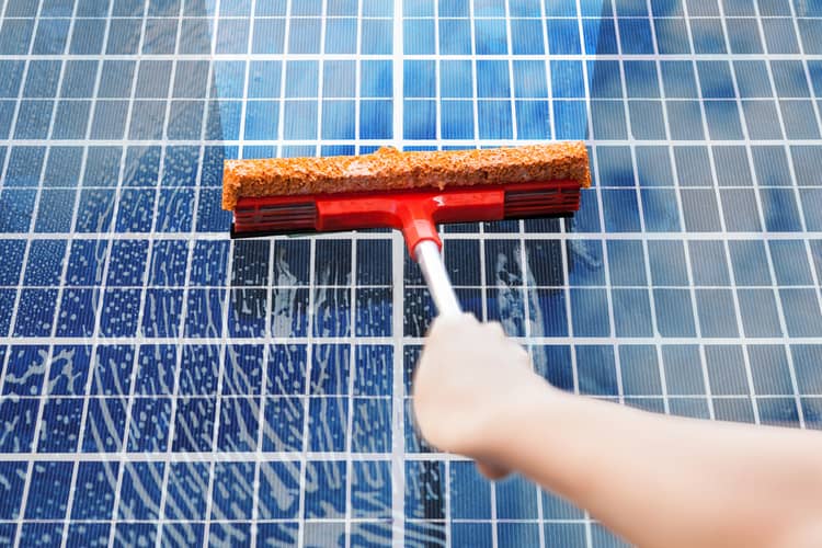 Čistenie fotovoltaických panelov
