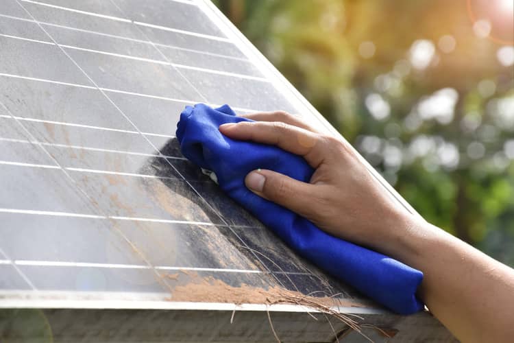 Čistenie solárnych panelov od prachu