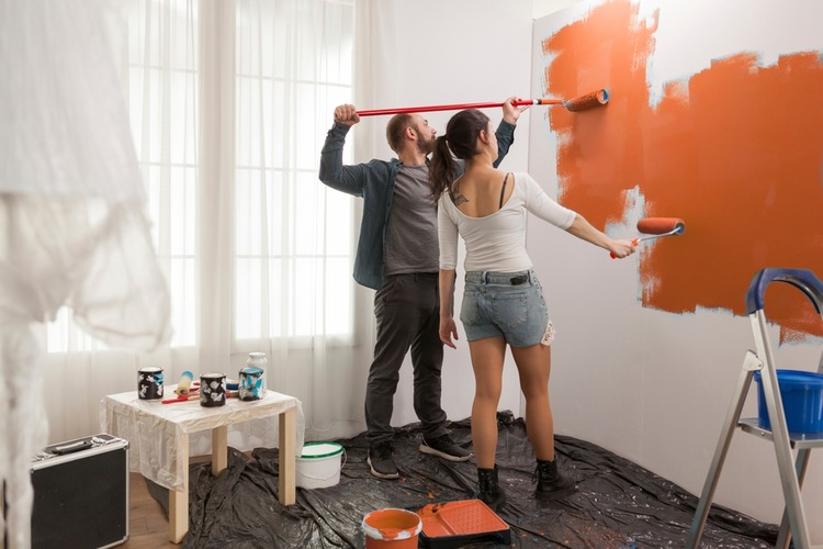 Maľovanie steny v obývačke