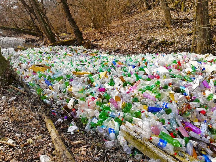 Príroda znečistená plastmi