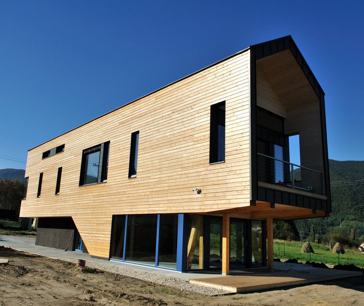 Moderný montovaný dom z dreva