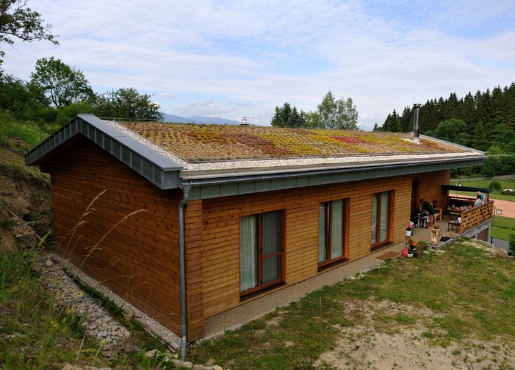 Montovaný dom so zelenou strechou