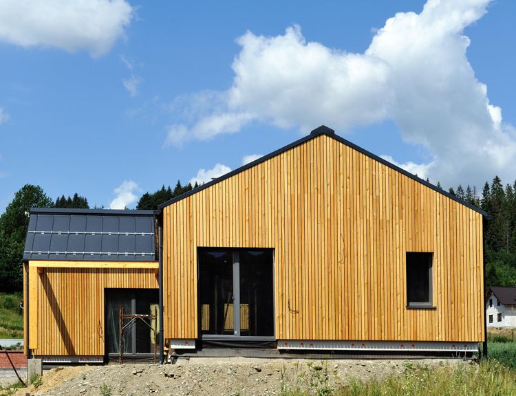 Stavba montovaného domu s drevenými stenami