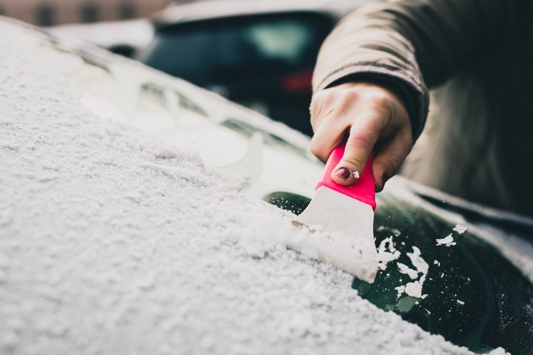 Oškrabávanie zamrznutého auta
