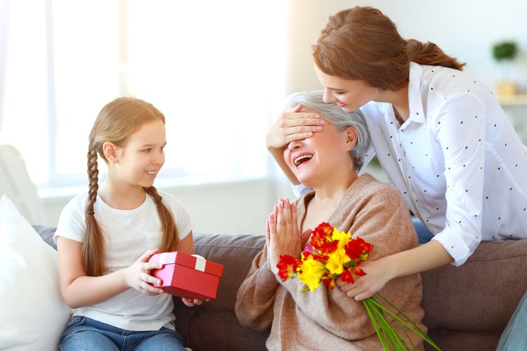 Ako vybrať darček pre babku alebo starú mamu?