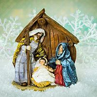 Vianočný betlehem ako symbol Vianoc. Populárne sú vyrezávané drevené aj betlehemy s osvetlením