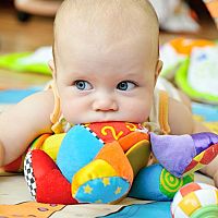 Najlepšie hračky pre bábätká a deti do 1 roka? Zvukové hračky a kolotoče nad postieľku tešia aj najmenších! 