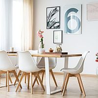 Ako vybrať najlepší jedálenský stôl aj do malej kuchyne? Obľúbené sú rozkladacie, ale aj sety so stoličkami