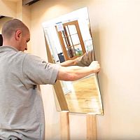 Ako nalepiť zrkadlo na stenu?
