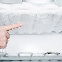 Ako odmraziť chladničku a mrazničku, keď automatické odmrazovanie nepomáha