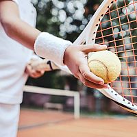 Aké vybavenie na tenis? Rakety, tričká, obuv, kraťasy a doplnky