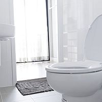 Spomaľovacie WC sedadlo s automatickým sklápaním je hit. Ako zmerať a vybrať správnu WC dosku?