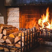 Ako správne kúriť v krbe: Ako správne založiť oheň, vhodné drevo a brikety na kúrenie, skladovanie dreva
