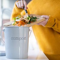 Čo patrí a nepatrí do kompostu – pravidlá kompostovania v byte a v záhrade