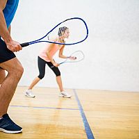 Ako vybrať vybavenie na squash? Správna squashová raketa je základ!