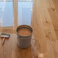 Lak alebo olej na drevenú podlahu? Ako natrieť drevené parkety?