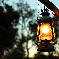 Drevený a kovový lampáš na petrolej alebo na baterky sa hodí na terasu i do bytu