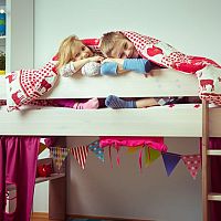 Poschodová posteľ do tvaru L, so stolom alebo so šmýkačkou je najlepšou voľbou pre súrodencov