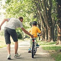 Kedy a ako naučiť dieťa bicyklovať – ako udržať rovnováhu, ako pedálovať