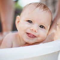 Ako správne kúpať bábätko? Ako držať novorodenca, o koľkej ho kúpať, teplota vody
