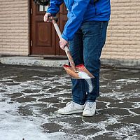 Čím posýpať chodník pred domom v zime? Pomôže soľ, drevený popol, brizolit alebo piliny