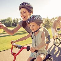 Ako vybrať prilbu na bicykel pre dieťa a dospelého