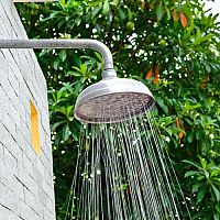 Záhradná sprcha – solárna prenosná alebo murovaná? Montáž, cena, skúsenosti