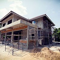 Rekonštrukcia starého domu alebo novostavba – výhody, nevýhody, ako rekonštruovať, cena