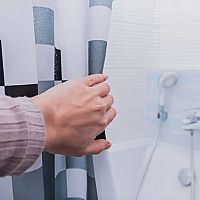 Aký sprchový záves – textilný, so závažím, na mieru? Výhody a nevýhody sprchových závesov