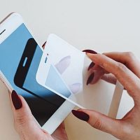 Ochranné tvrdené sklo a fólie na Samsung, Redmi, Huawei, iPhone – test
