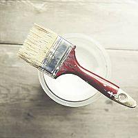 Ako odstrániť farbu zo steny, oblečenia, z dreva, kože, kovu, plastu, z podlahy po maľovaní